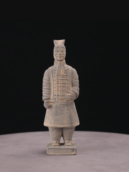 15CM Officier - CLAYARMY-Explore the back view of the 15CM Clayarmy Officer, emphasizing the double-tailed crossbill crown and layered jacket.