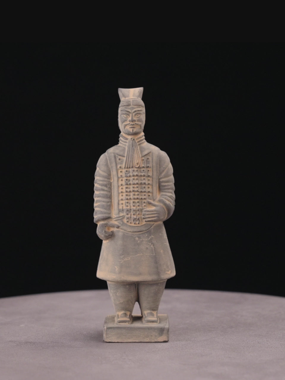 15CM Officier - CLAYARMY-Explore the back view of the 15CM Clayarmy Officer, emphasizing the double-tailed crossbill crown and layered jacket.