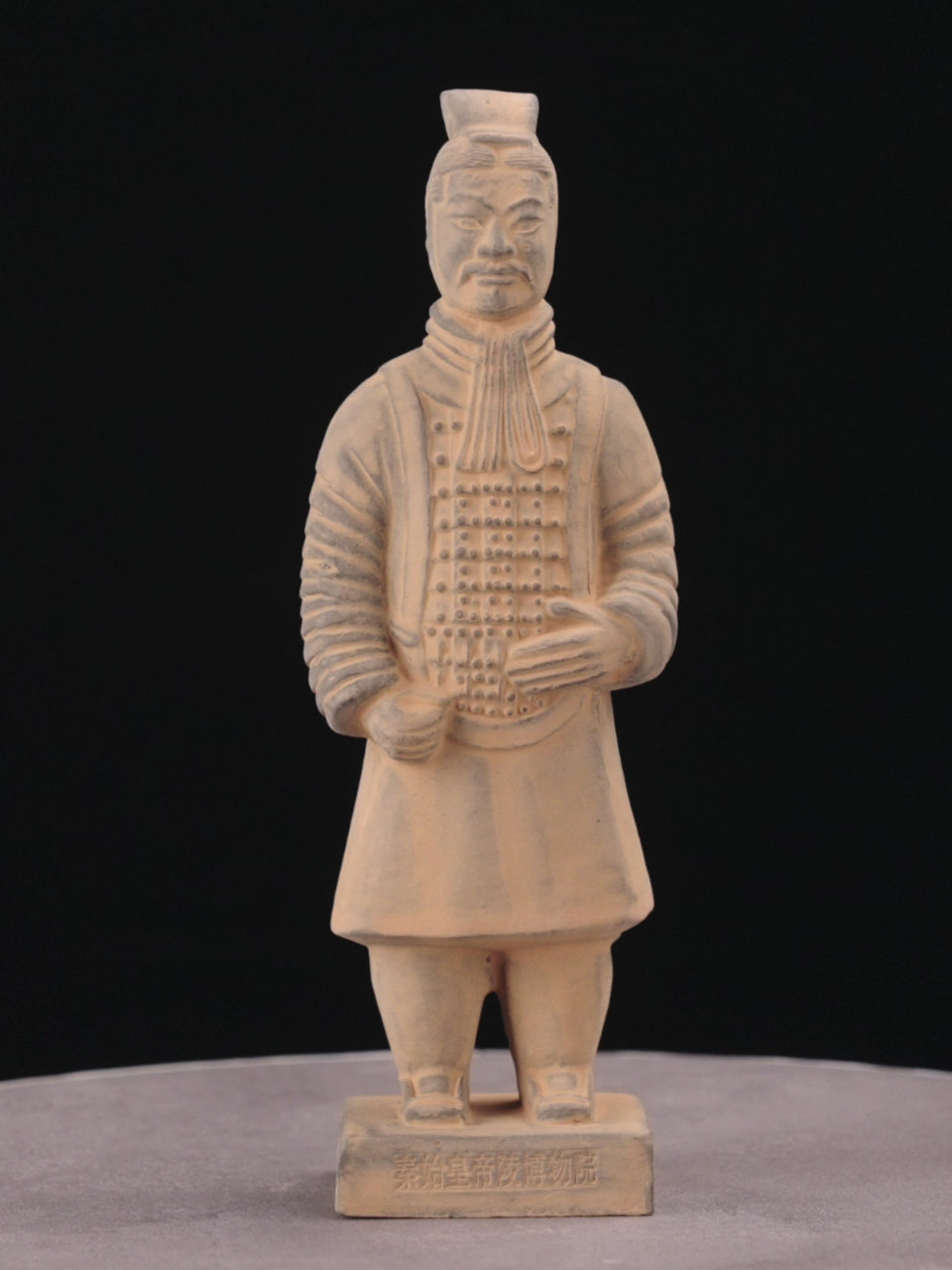 20CM Officier - CLAYARMY-Detailed craftsmanship of the 20CM Clayarmy Officer's armor and facial expressions.