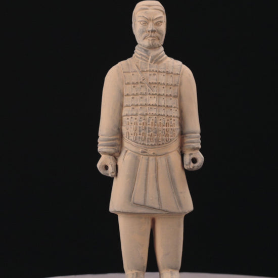 25CM Cavalryman - CLAYARMY-Focused shot on the expressive face of the 25CM Cavalryman replica, highlighting the historical accuracy of the facial features and armor embellishments.