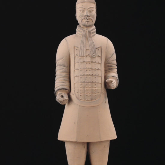 45CM Officier - CLAYARMY-Vibrant and detailed shot focusing on the attire and weaponry of the 45CM Clayarmy Officer.