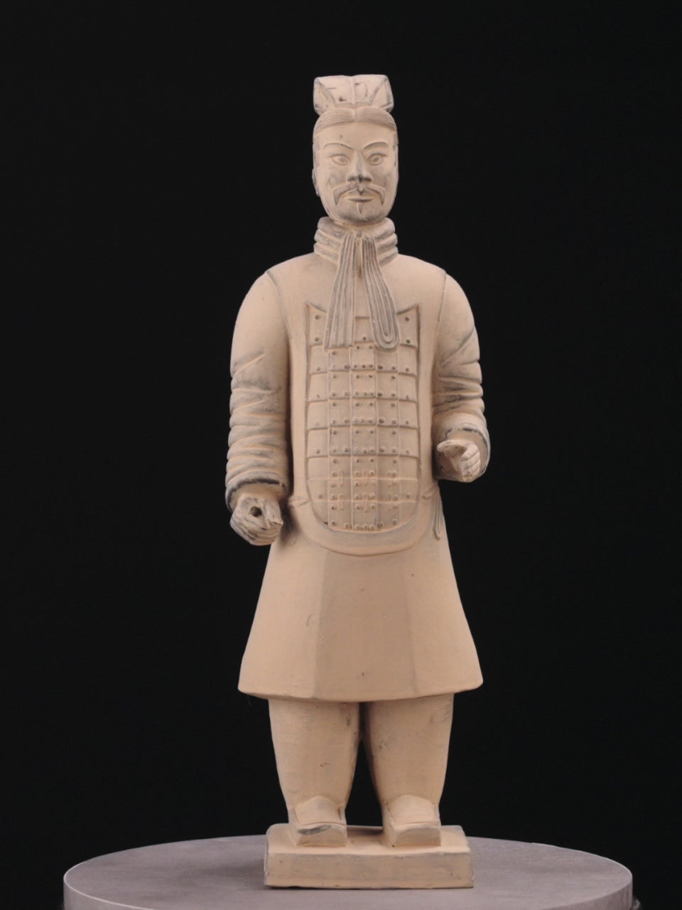 45CM Officier - CLAYARMY-Vibrant and detailed shot focusing on the attire and weaponry of the 45CM Clayarmy Officer.