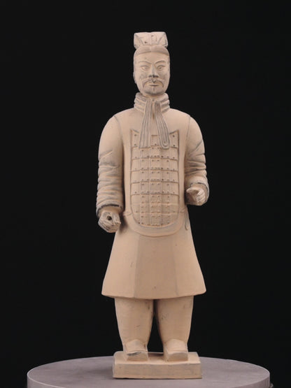 45CM Officier - CLAYARMY-Vibrant and detailed shot focusing on the attire and weaponry of the 45CM Clayarmy Officer.