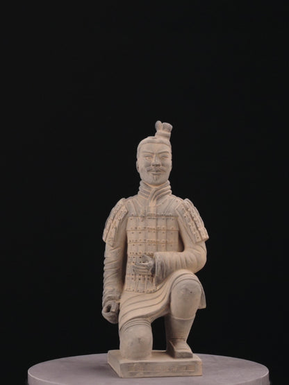 45CM Kneeling Archer - CLAYARMY-Zoomed-in view showcasing the hand-painted footwear and base details on the 45CM Kneeling Archer.