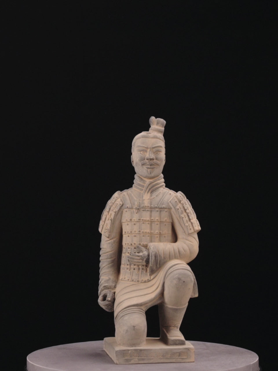 45CM Kneeling Archer - CLAYARMY-Zoomed-in view showcasing the hand-painted footwear and base details on the 45CM Kneeling Archer.