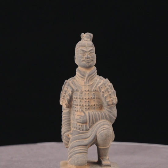 15CM Kneeling Archer - CLAYARMY-Close-up of the bow and arrow details on the 15CM Kneeling Archer, capturing the craftsmanship of the weapon.