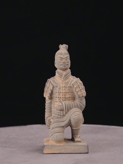 15CM Kneeling Archer - CLAYARMY-Close-up of the bow and arrow details on the 15CM Kneeling Archer, capturing the craftsmanship of the weapon.