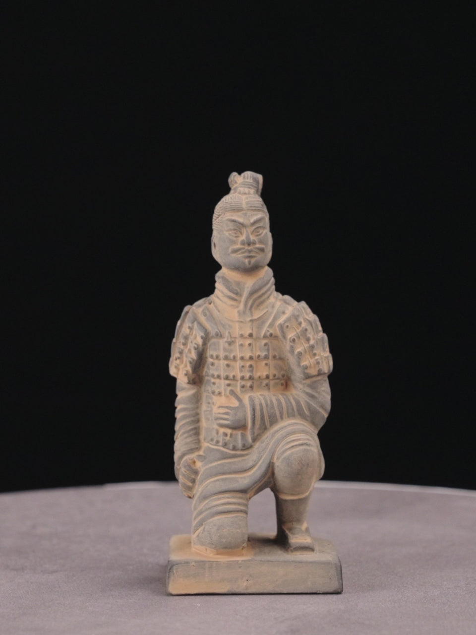 15CM Kneeling Archer - CLAYARMY-Close-up of the bow and arrow details on the 15CM Kneeling Archer, capturing the craftsmanship of the weapon.