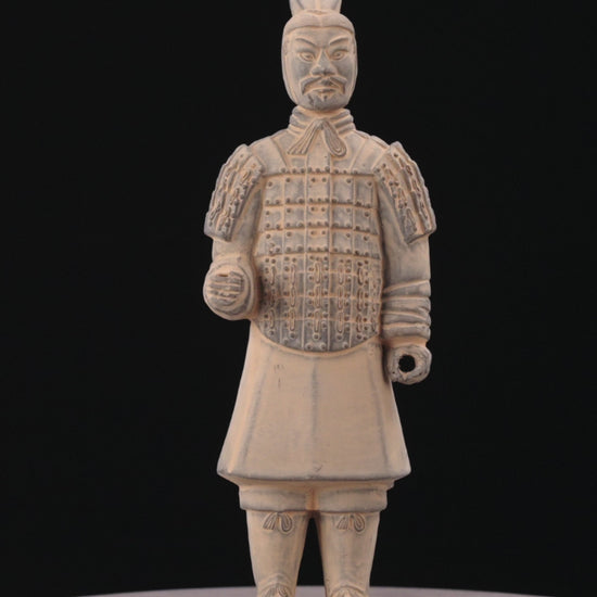 25CM Officier - CLAYARMY-Detailed shot of the footwear worn by the 25CM Clayarmy Officer.