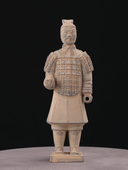 25CM Officier - CLAYARMY-Detailed shot of the footwear worn by the 25CM Clayarmy Officer.