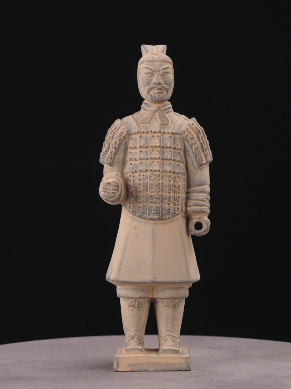 25CM Officier - CLAYARMY-Detailed shot of the footwear worn by the 25CM Clayarmy Officer.